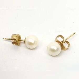 14K Yellow Gold Pearl Post Earrings 0.7g